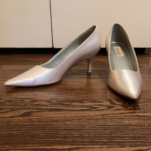Dyables Gala White Satin Closed Toe Heel - Picture 6 of 9